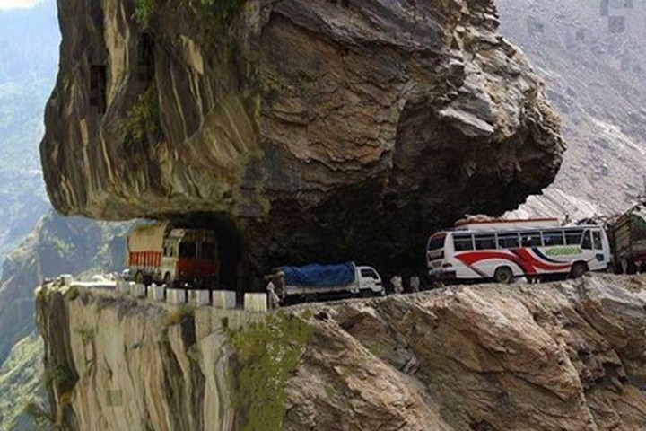 Đại lộ Karakoram, Pakistan là con đường lát đá cao nhất trên thế giới. Nó kết nối Trung Quốc và Pakistan qua dãy núi Karakoram bởi con đèo Khunjerab có độ cao 4.693 mét.